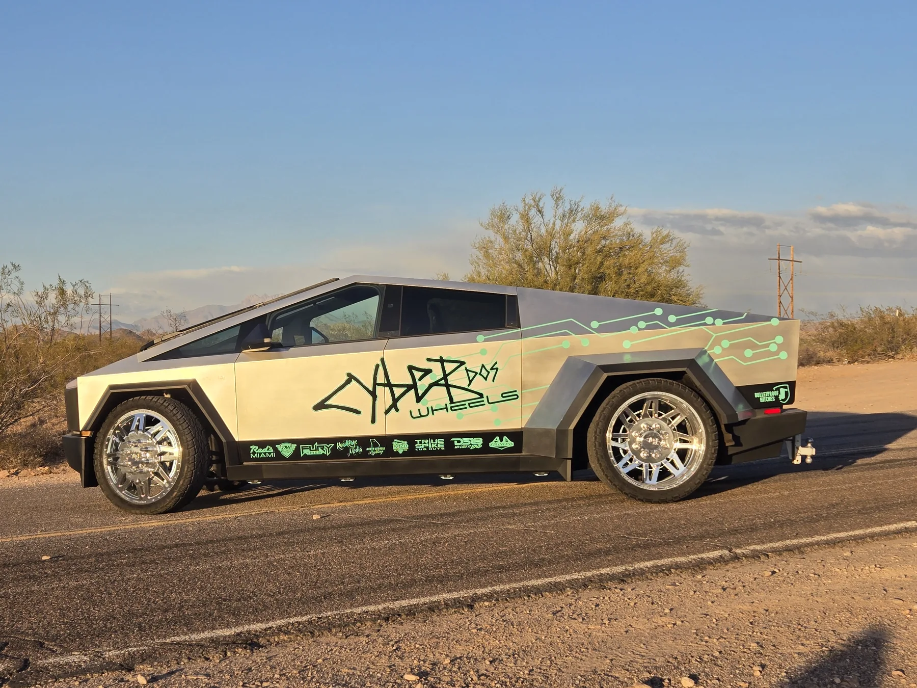 Cyber Dos Wheels Cyber Dually side profile showing the large door wordmark and polished wheels